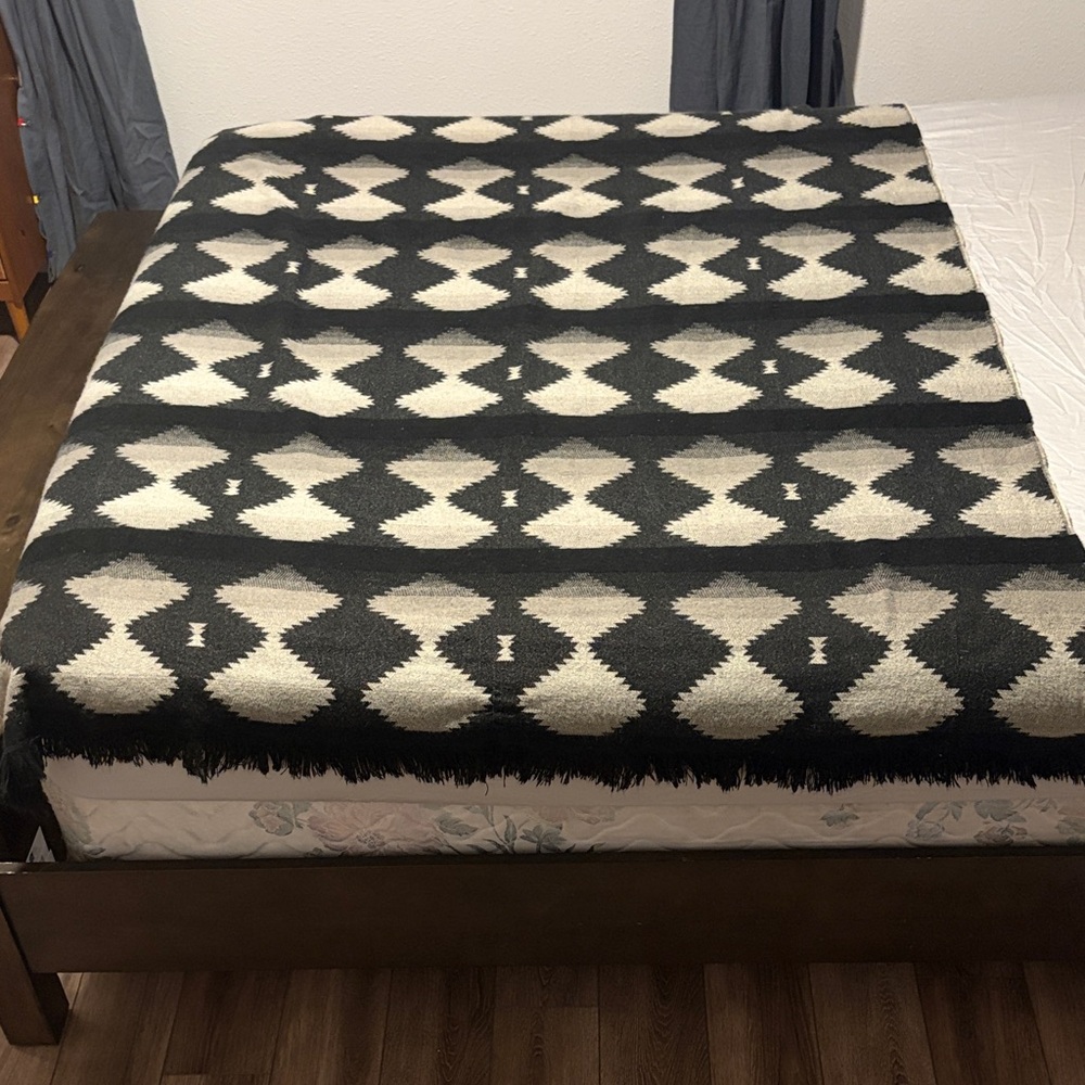 Super soft reversible throw blanket - 72”x52”